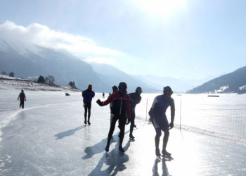 winter eislaufen reschensee reschenpass graun vinschgau
